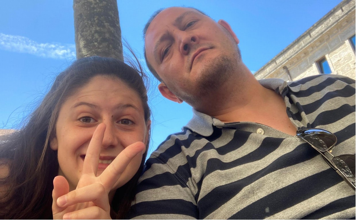 Imagen de Isabel junto a su padre Rafael en Requena (Valencia)