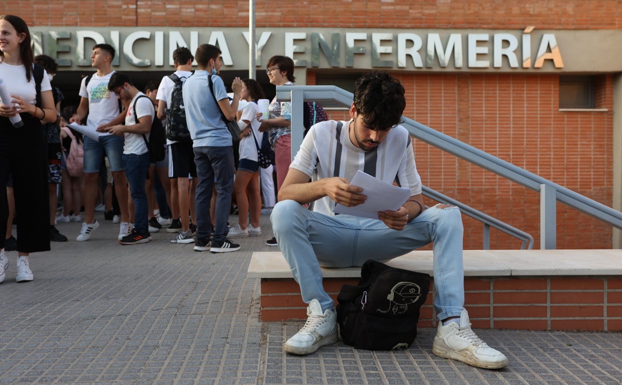 Un estudiante repasa antes de la Pevau en la Facultad de Medicina y Enfem