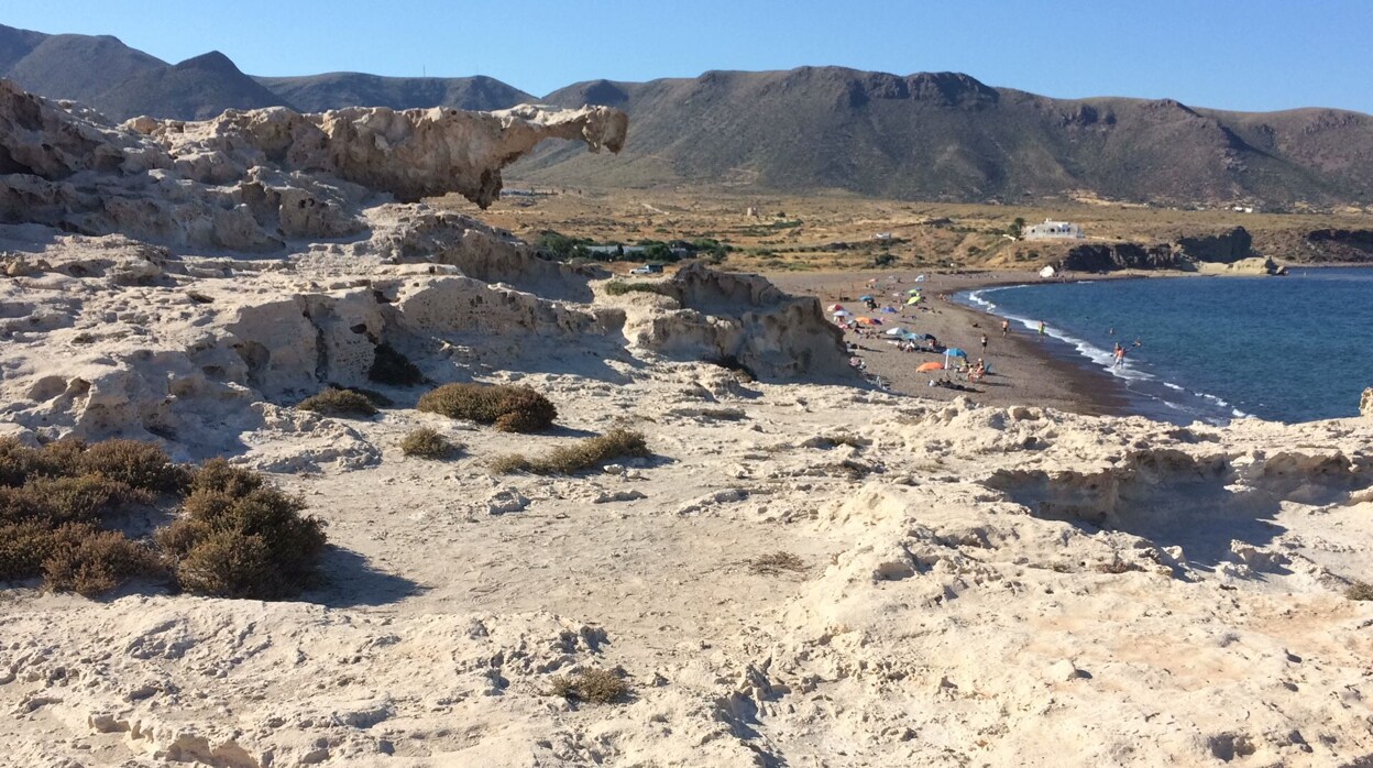 La roca del Cabo de Gata que te puede salir muy cara: 60.000 euros de multa si te subes a ella