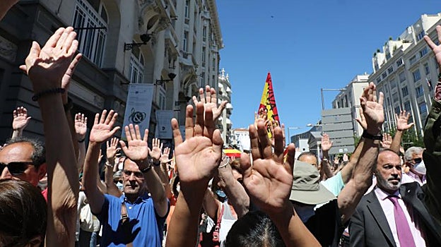 Manos alzadas al cielo, en recuerdo de Miguel Ángel Blanco