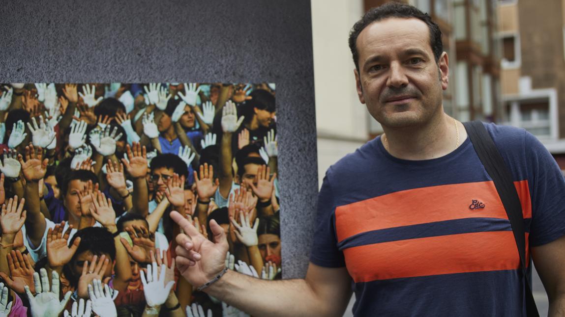 Juanma Martín, 44 años. Ermuarra de nacimiento, se señala en la foto (el joven con gafas) a la que asistió en 1997.