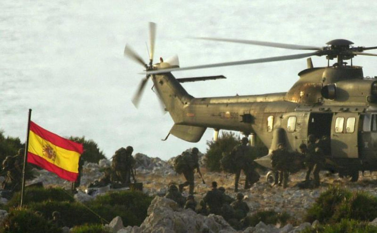 Tras el desalojo de 2002 (en la imagen), está prohibido para España y Marruecos desembarcar en la isla
