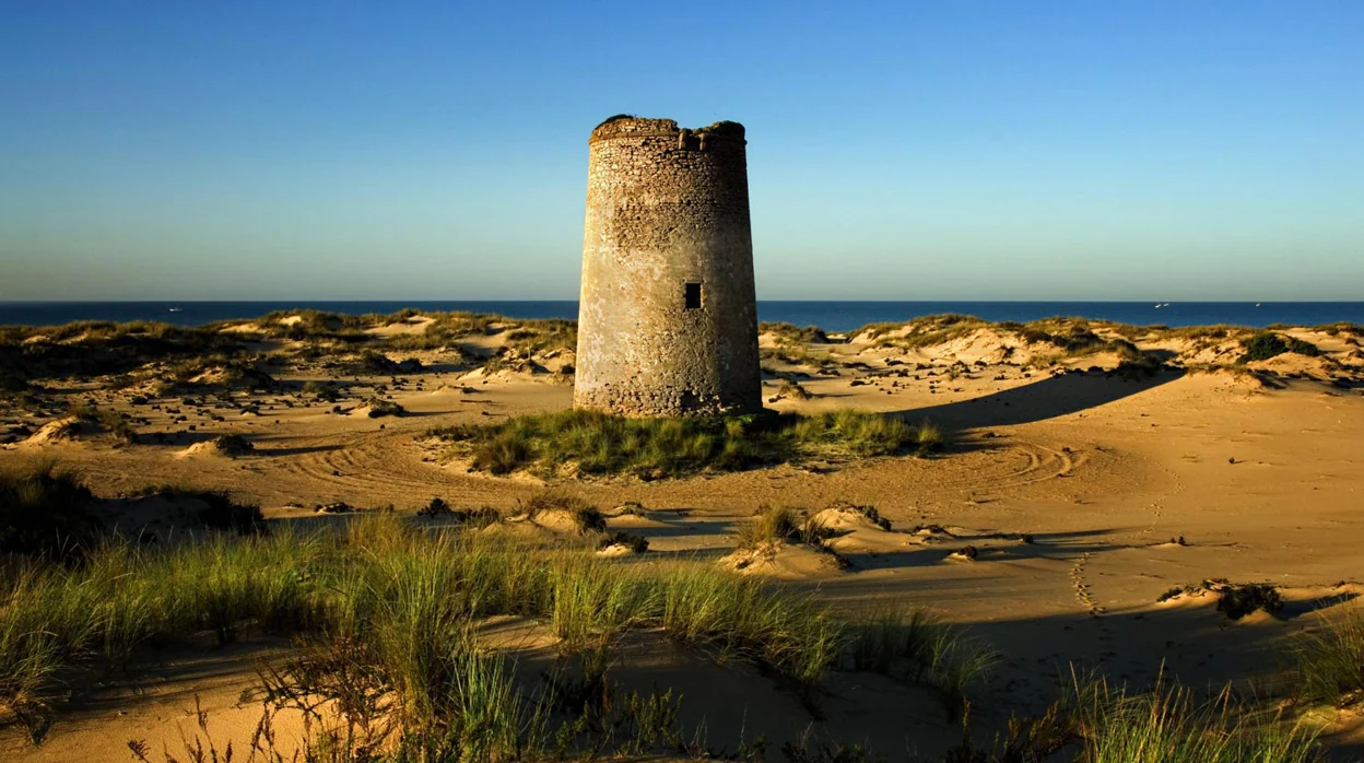 La historia escondida de las torres almenaras de la costa de Huelva