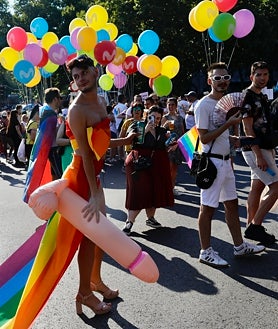 Imagen secundaria 2 - El Orgullo marcha frente al odio en Madrid: «No es normal que solo podamos salir tranquilos hoy»