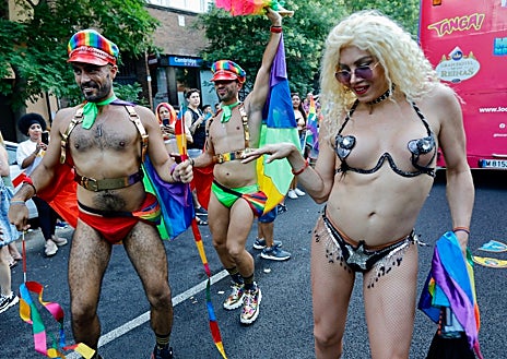 Imagen secundaria 1 - El Orgullo marcha frente al odio en Madrid: «No es normal que solo podamos salir tranquilos hoy»