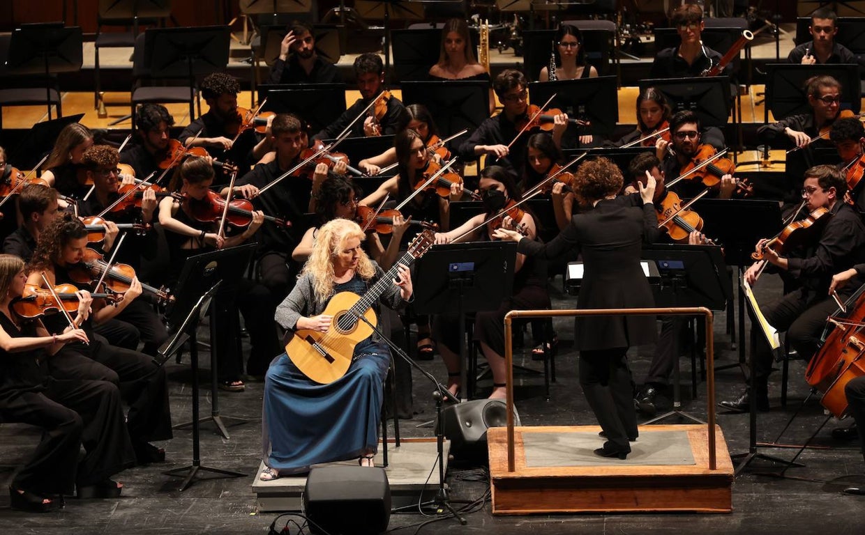 María Esther Guzmán, junto a la Orquesta Joven de Andalucía, durante el concierto