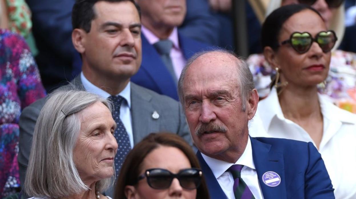 Juanma Moreno asiste al homenaje a Manolo Santana en la final de Wimbledon