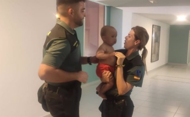 Dos guardias civiles le salvan la vida a un bebé de 10 meses que se había atragantado