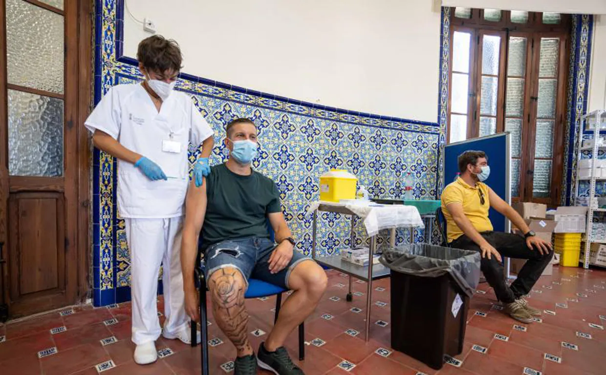 Imagen tomada en el punto de vacunación sin cita ubicado en el Hospital de la Malvarrosa de Valencia