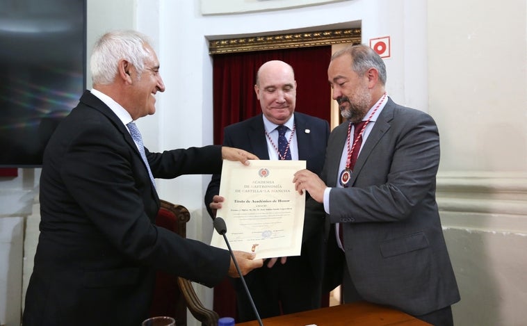 Julián Garde ingresa en la Academia de Gastronomía defendiendo el papel de los veterinarios