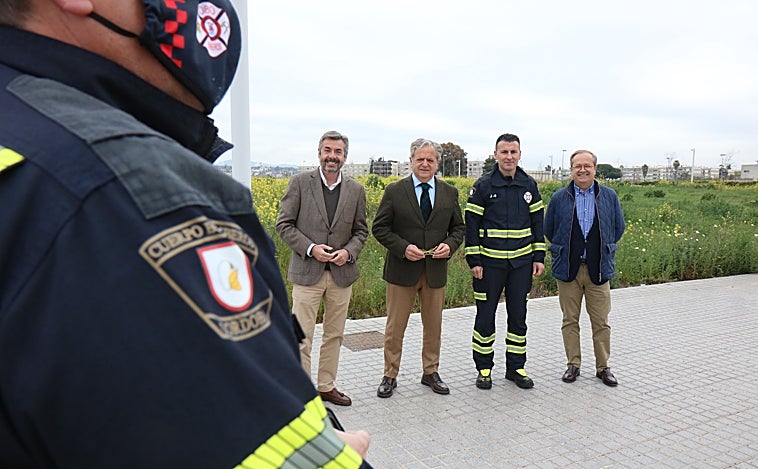 Concejales y mandos junto al solar