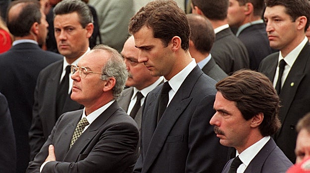 Felipe VI, junto al entonces presidente del Gobierno, José María Aznar, y el lehendakari José Antonio Ardanza