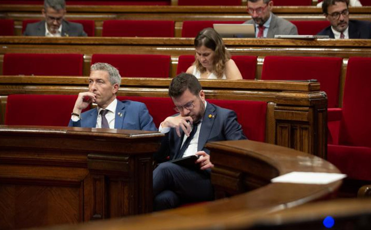 Cambray, con Aragonès en el Parlamento catalán