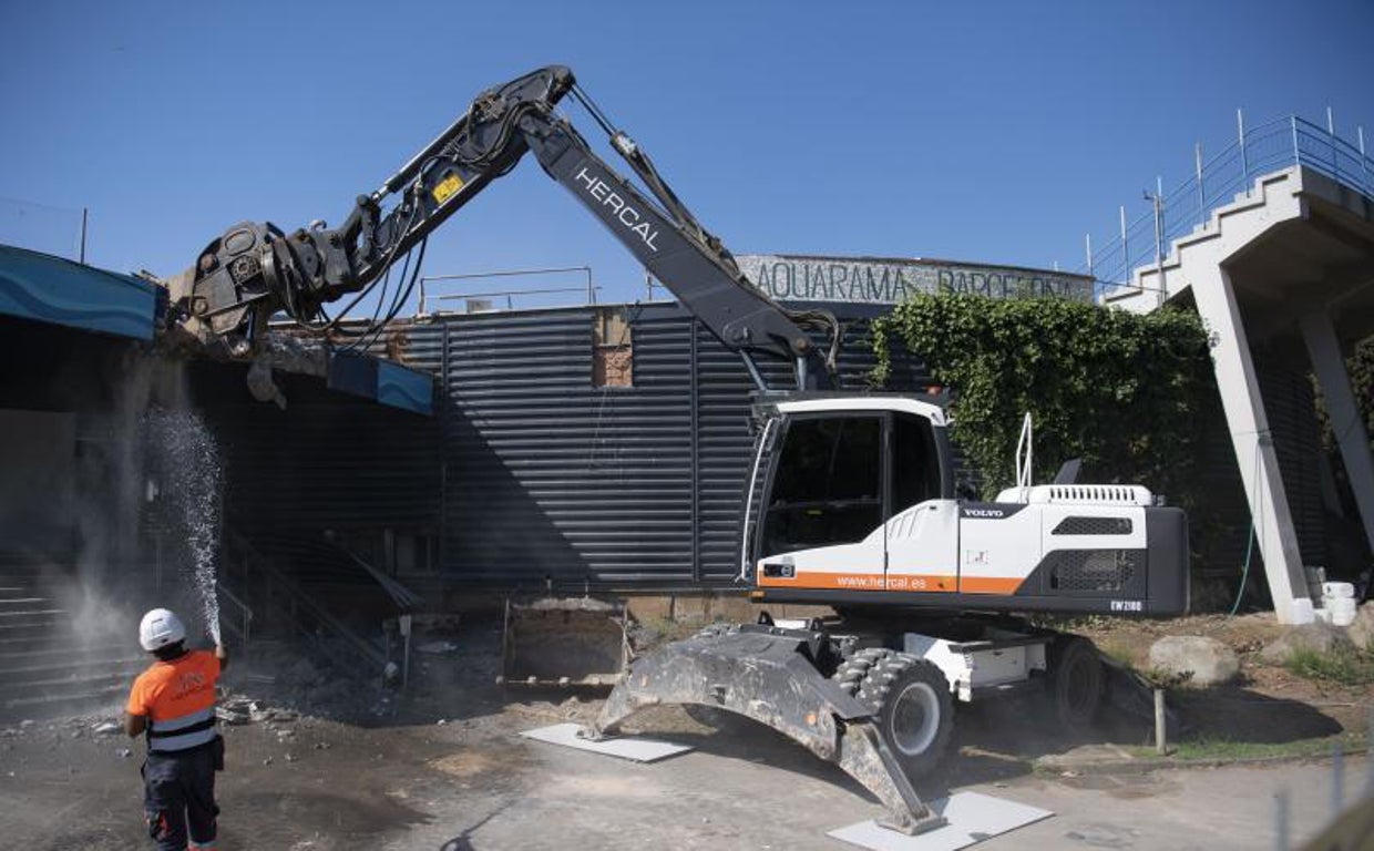 La máquina ha empezado a derribar este martes la entrada del recinto en el que vivió Ulises