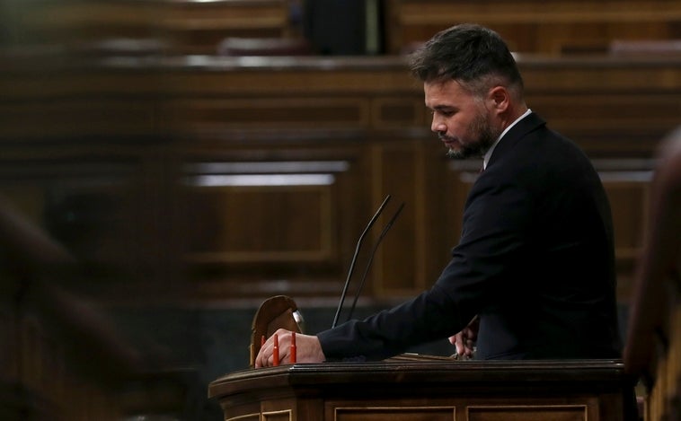 Rufián enfurece a Sánchez al mostrar tres balas de Melilla en la tribuna