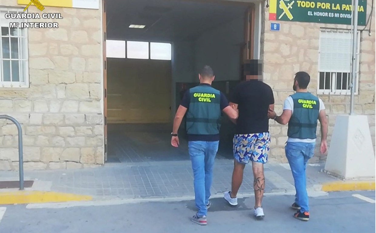 Imagen del detenido en Pinoso por parte de la Guardia Civil