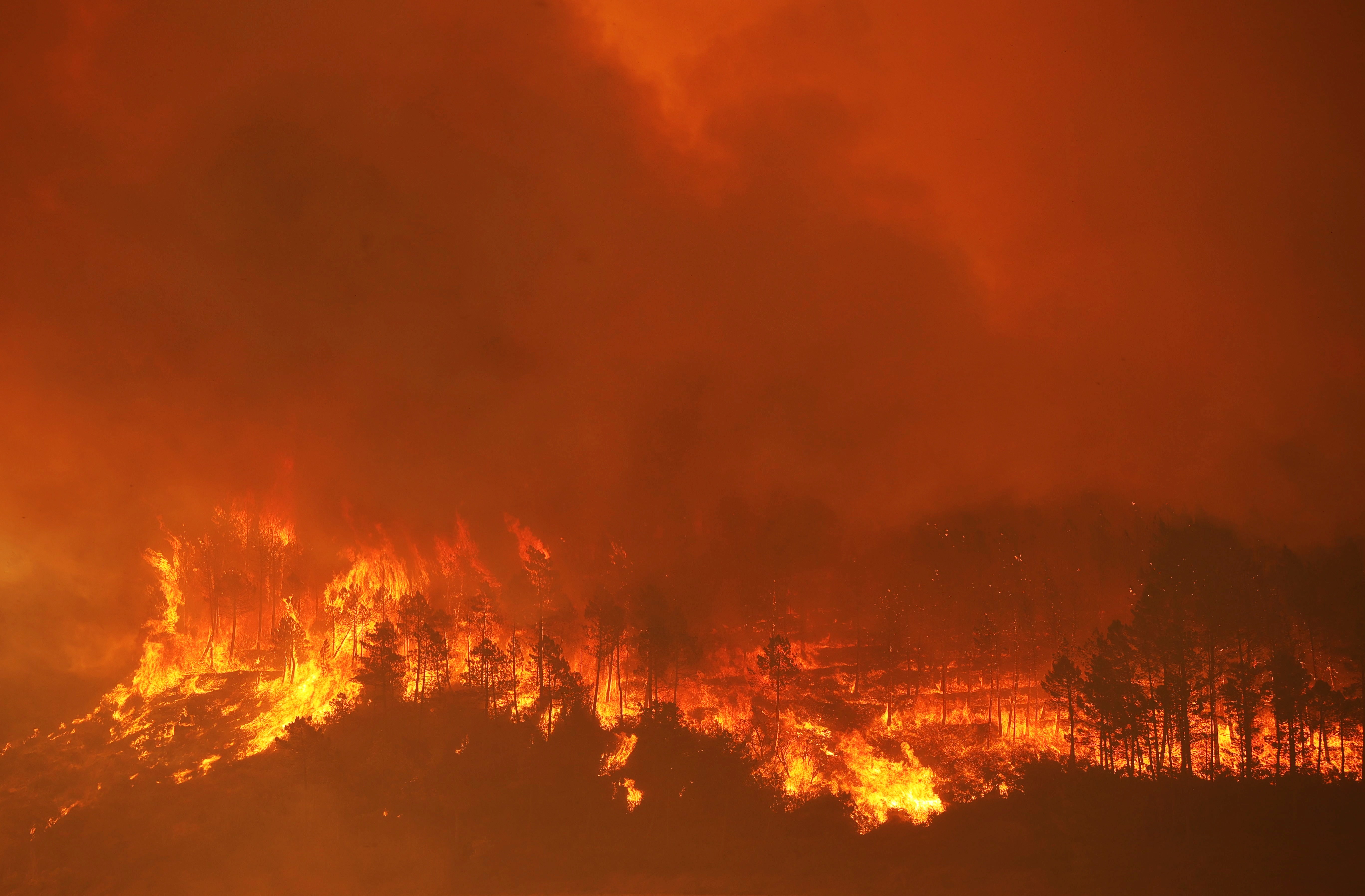 Un rayo es la posible causa del origen del incendio en la arde de ayer en Cáceres