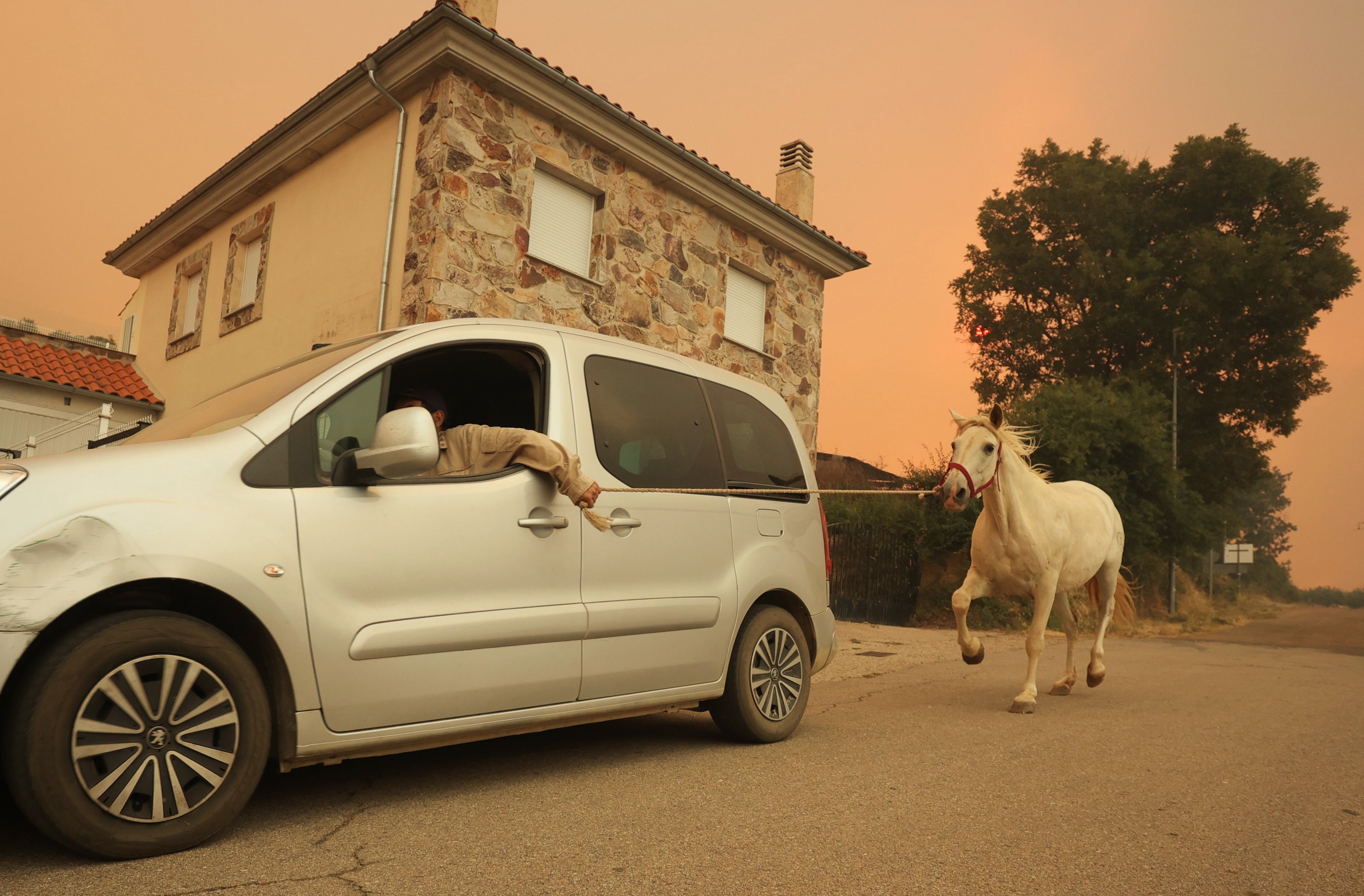 Los vecinos de Monsagro abandonan sus casas y llevan consigo cuanto pueden