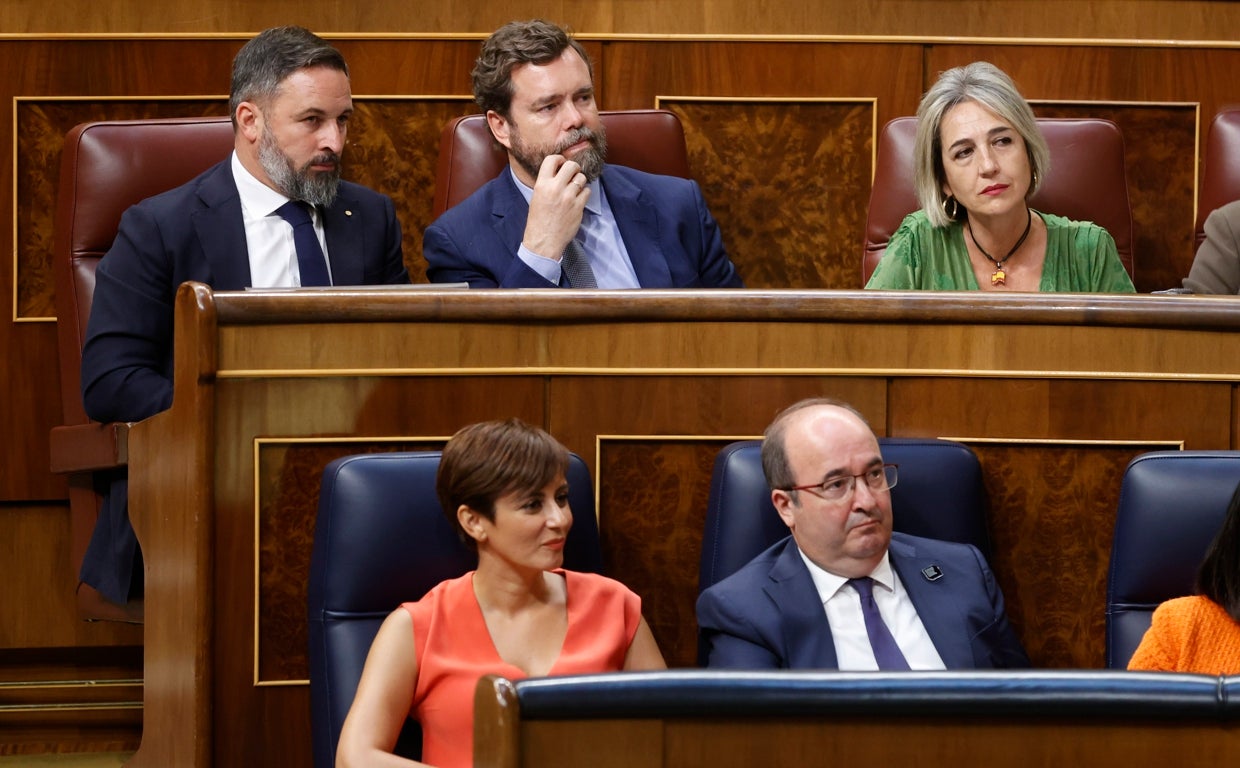 Santiago Abascal e Iván Espinosa de los Monteros, en la fila superior, durante el discurso inicial de Pedro Sánchez en el debate sobre el estado de la nación