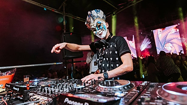 El DJ Boris Brejcha actúa con máscara carnavalesca veneciana porque tiene la cara desfigurada a consecuencia de un accidente aéreo.