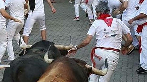 Diego, delante de dos astados