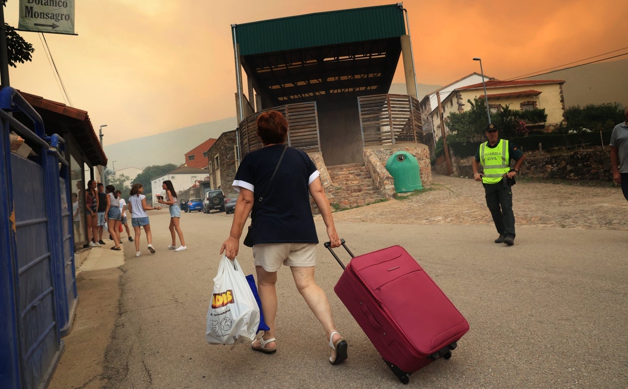 Desalojo de la localidad salmantina de Monsagro ante la cercanía de las llamas. Incendio en la zona de Monsagro tras cruzar desde Extremadura