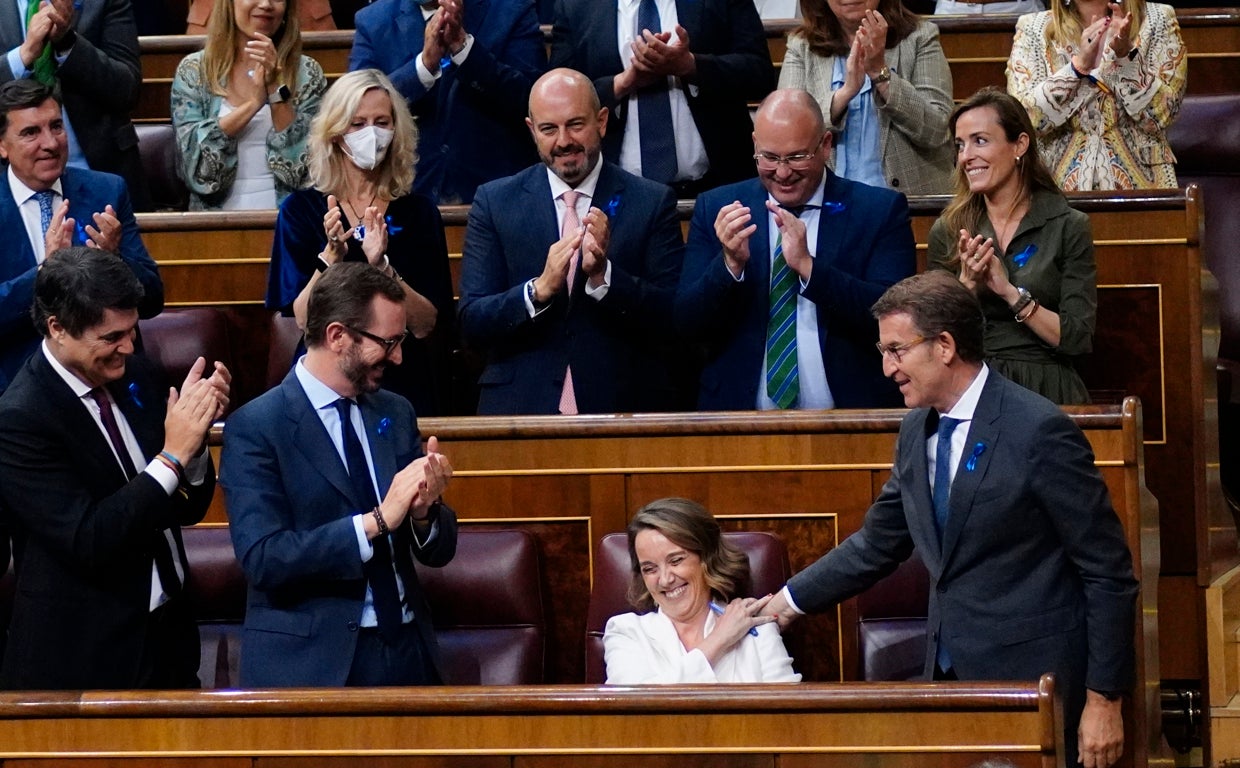 Cuca Gamarra, portavoz del PP en el Congreso, felicitada por Feijóo y la bancada popular tras su intervención este martes en el debate del estado de la nación
