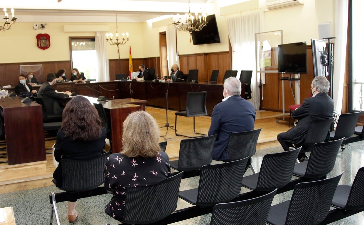 En la primera fila del banquillo y de espaldas, María Ángeles Vizcaíno, Manuel Vizcaíno y Tomás Pérez-Sauquillo