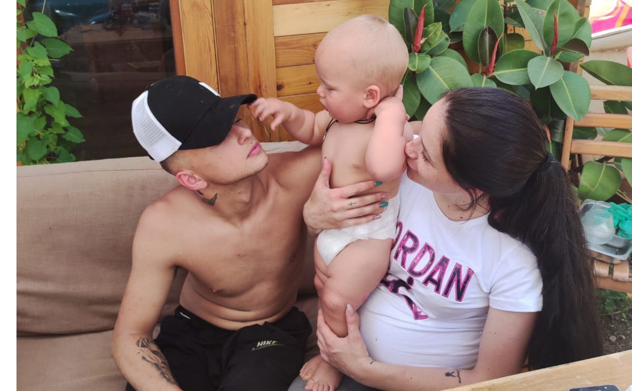 Imagen de archivo de María Teresa T. M. junto a su pareja y su hijo mayor