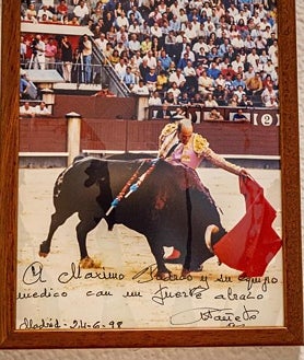 Imagen secundaria 2 - Detalles taurinos y dedicatorias en el despacho anexo a la sala de operaciones