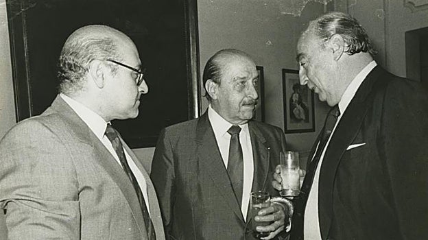 García Padrós conversa con su padre e Ignacio Aguirre