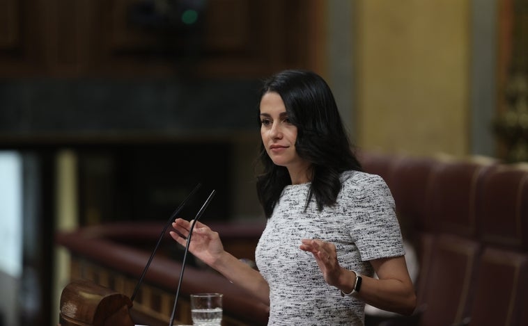 Inés Arrimadas acusa a Pedro Sánchez de olvidar a los jóvenes y de poner en peligro las pensiones