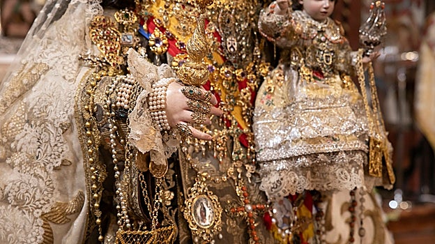 Mano derecha de la Virgen del Carmen, que se ha ofrecido a los fieles