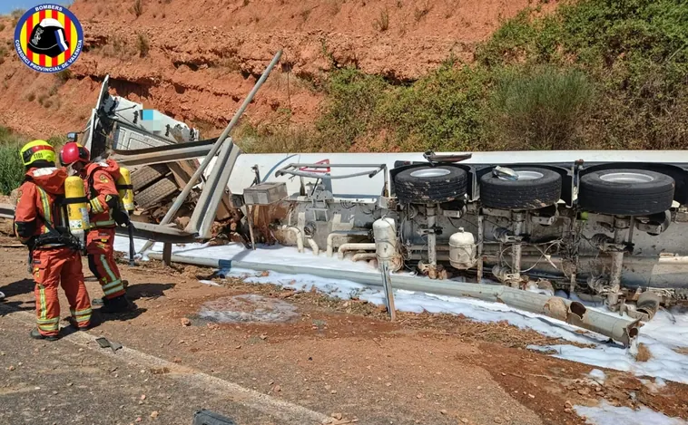 Reabre la A-3 en Siete Aguas tras retirar el gasóleo vertido por un camión accidentado