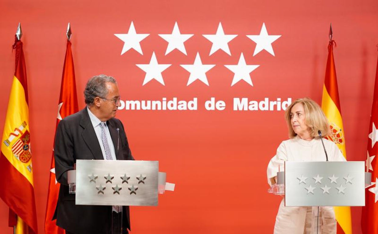 El vicepresidente de la Comunidad de Madrid, Enrique Ossorio, y la consejera de Familia, Concepción Dancausa, ayer en la rueda de prensa posterior al Consejo de Gobierno