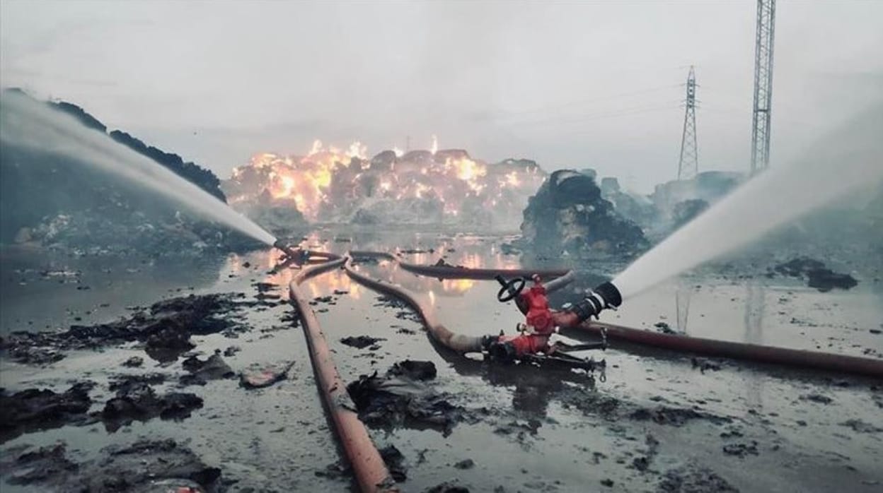 Los bomberos refrescan los incendios de la fábrica de Jaén y de la planta de papel de Mengíbar