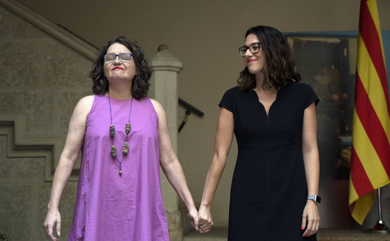 Imagen de archivo de Mónica Oltra y Aitana Mas durante el acto de traspaso de carteras