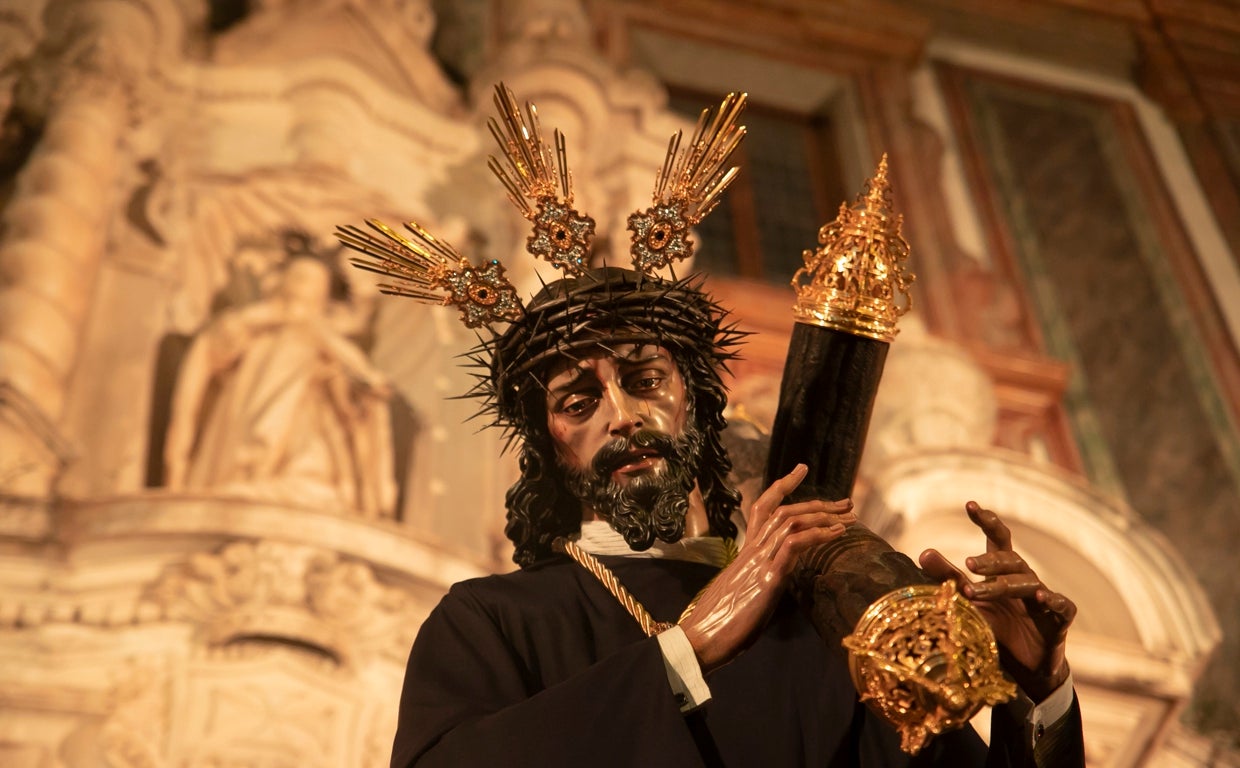 Nuestro Padre Jesús en su Soberano Poder, con la fachada de la Merced al fondo