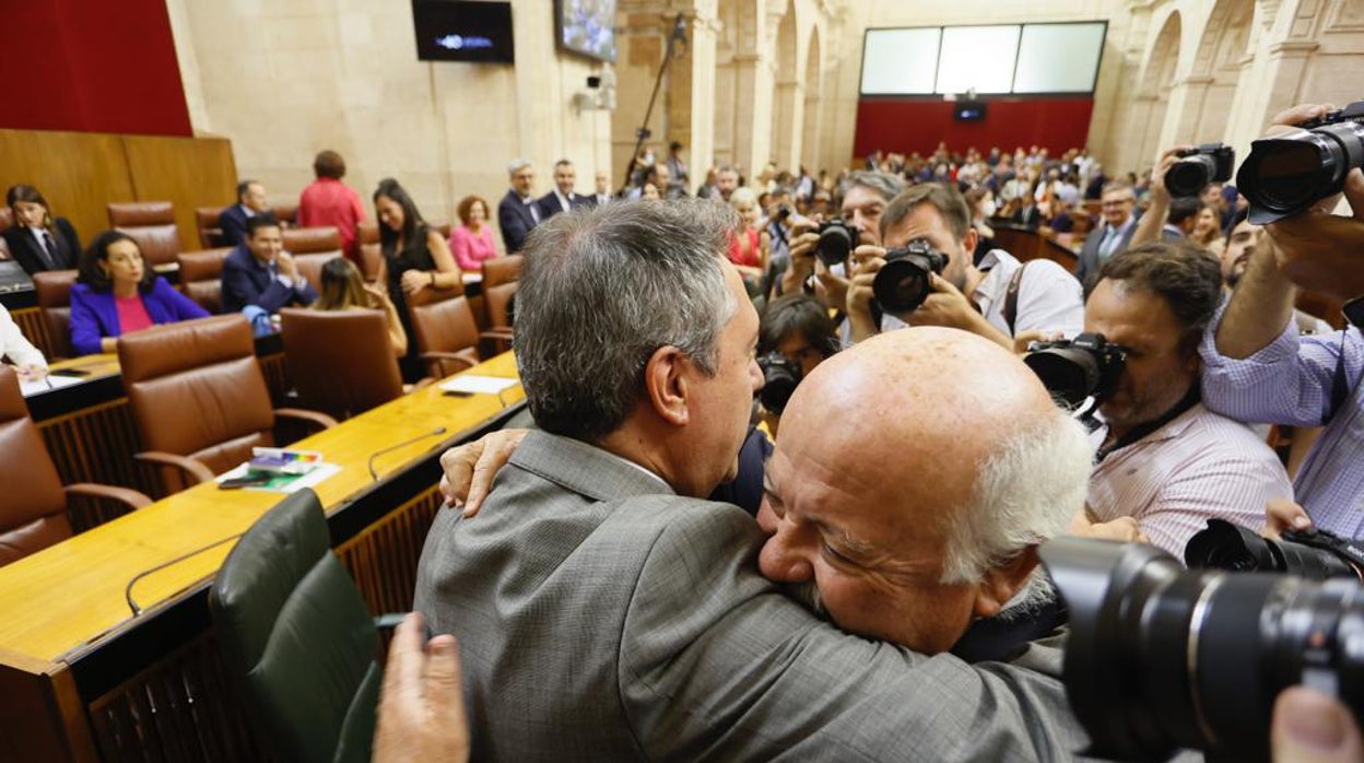 Aguirre se estrena como presidente del Parlamento pidiendo solucionar los problemas: «Nuestros jefes son los andaluces»