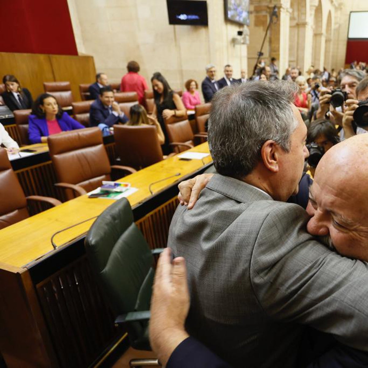 Aguirre se estrena como presidente del Parlamento pidiendo solucionar los problemas: «Nuestros jefes son los andaluces»