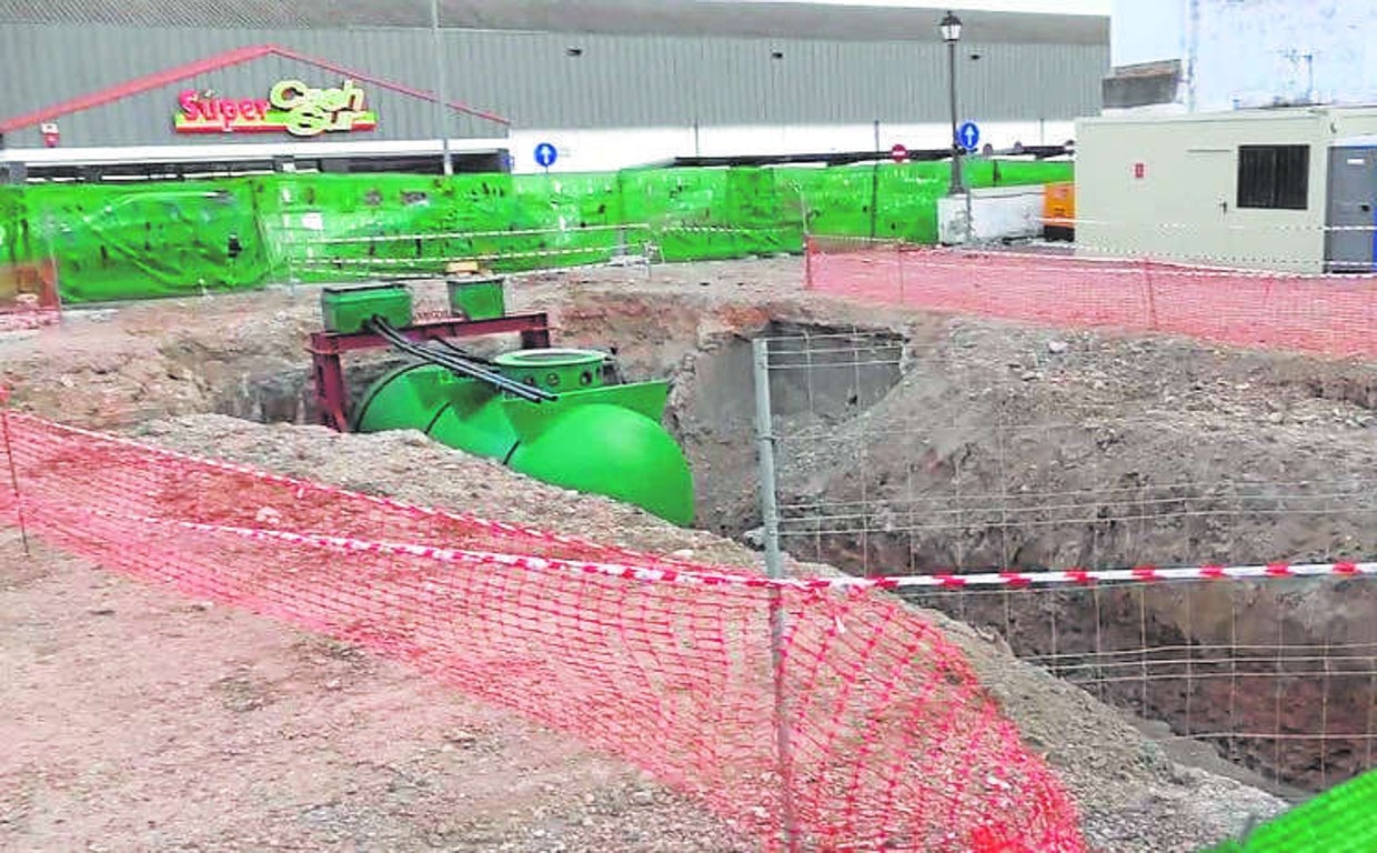 Obras paralizadas en la gasolinera de la avenida Andalucía de Palma del Río