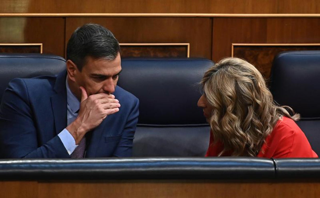 El presidente del Gobierno español, Pedro Sánchez (i), y la vicepresidenta segunda y ministra de Trabajo y Economía Social, Yolanda Díaz, durante el debate