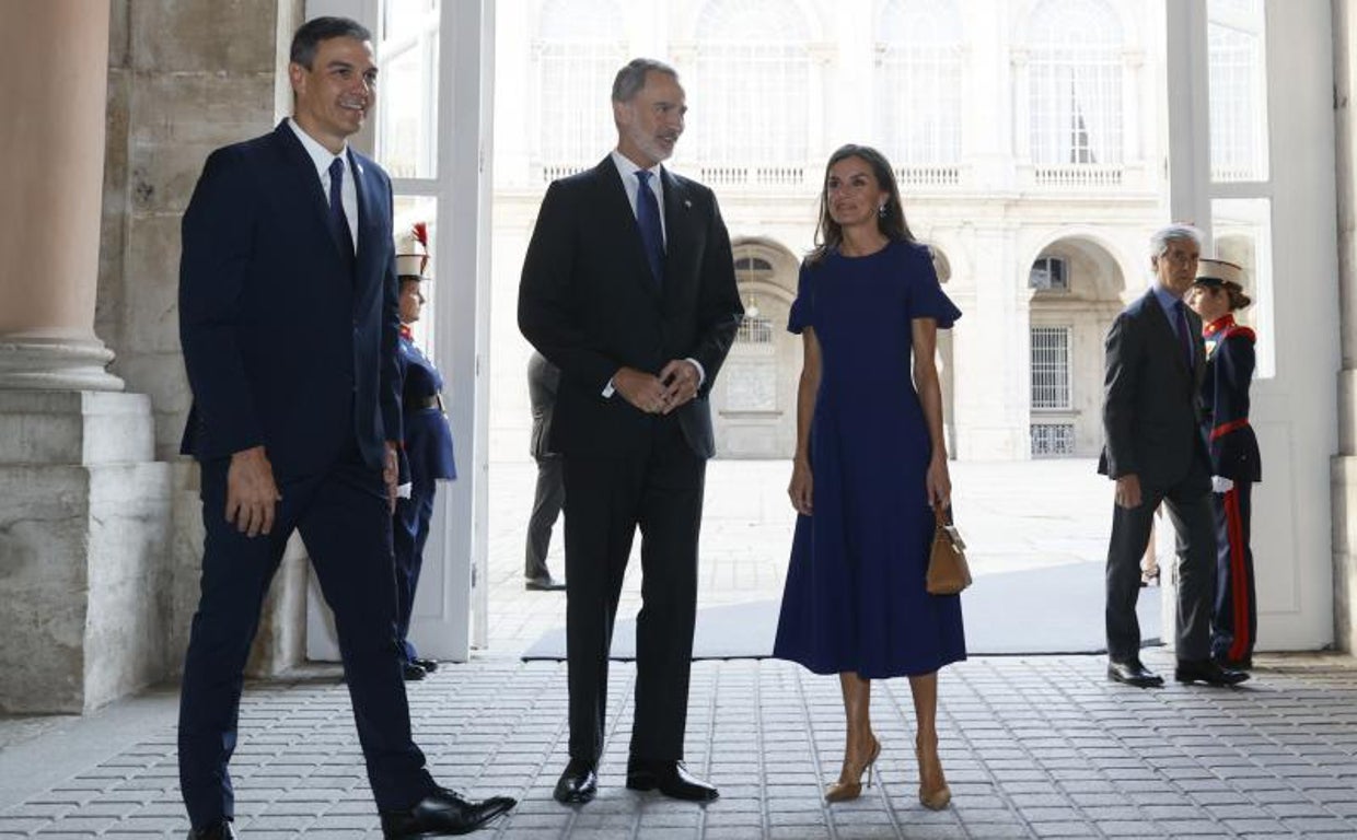 El presidente del Gobierno, Pedro Sánchez, junto a los Reyes, Don Felipe VI y Doña Letizia, a la llega al acto