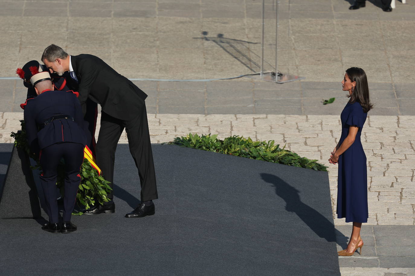 Ofrenda floral de los Reyes a las víctimas de la pandemia del coronavirus. 