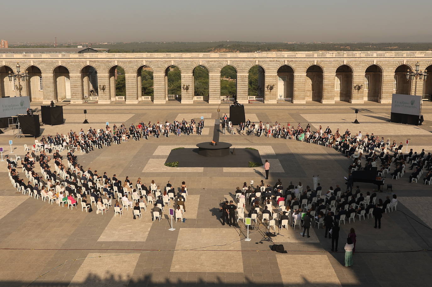 Vista general de la Plaza de la Armería del Palacio Real durante el homenaje.