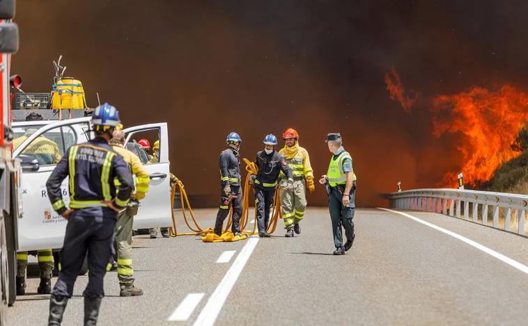 Evacúan a vecinos de Torre Val de San Pedro (Segovia) por el fuego