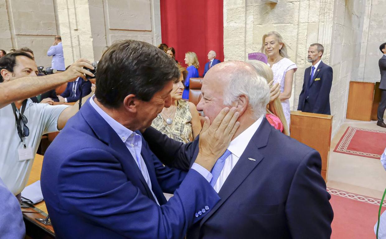 Jesús Aguirre, nuevo presidente del Parlamento, junto a Juan Marín
