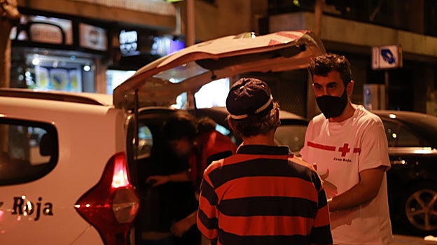 Voluntario de Cruz Roja con una persona sin hogar