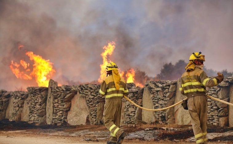 La ola de incendios deja tres heridos en Castilla y León