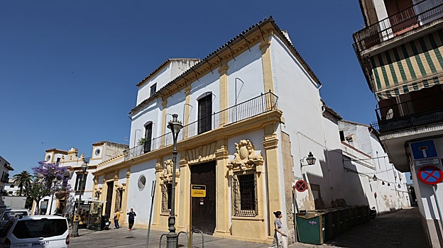 Fachada de la Casa de los Guzmanes, en una imagen en que se aprecia su fondo